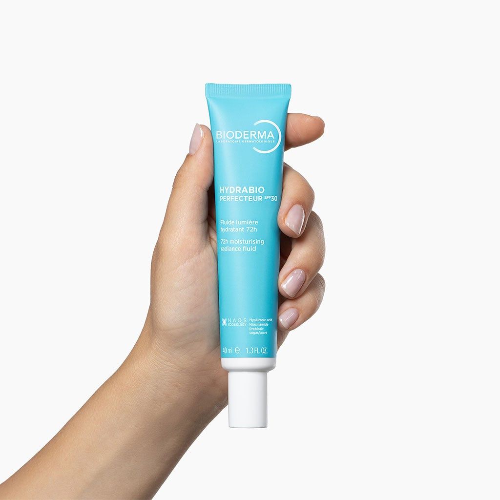 Bioderma Hydrabio Perfecteur SPF30 72h Moisturising Radiance Fluid in hand
